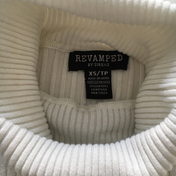 Fitted White Turtleneck - Picture 3 of 4